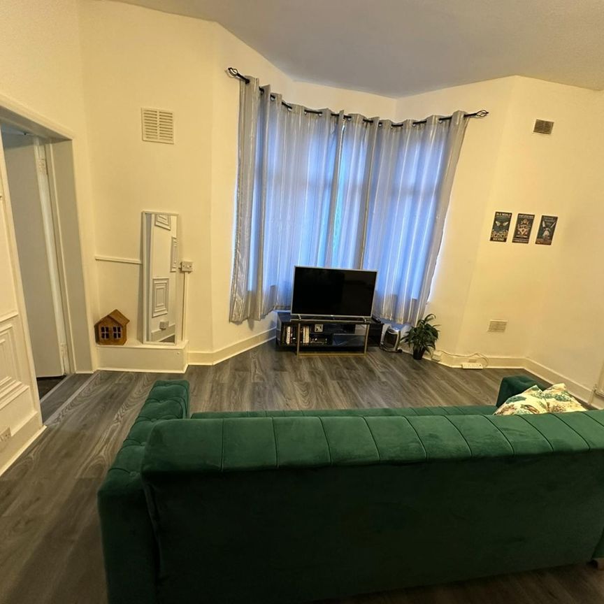 1 Bed Flat, New Barn Street, E13 - Photo 1