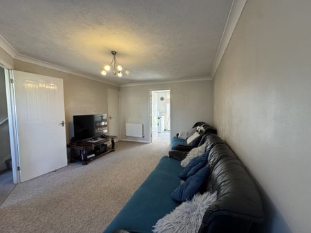Lyon Close, Crawley, Maidenbower - Photo 5
