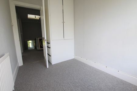 2 bed apartment to rent in Lower Park Road, Hastings, TN34 - Photo 2