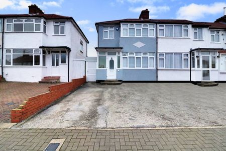 Gainsborough Gardens, Edgware, HA8 - Photo 2