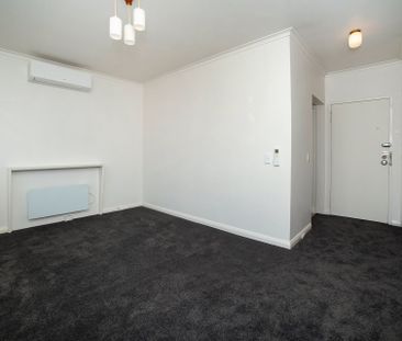 Roomy One Bedroom Apartment! - Photo 6