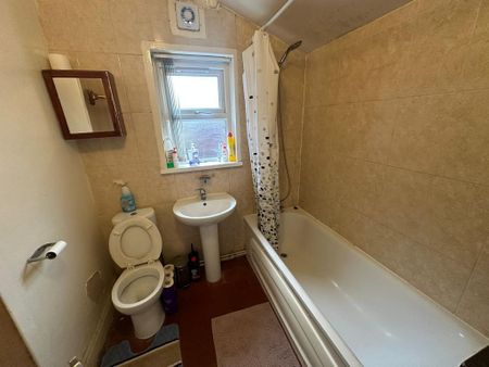 3 bedroom semi-detached house to rent - Photo 4