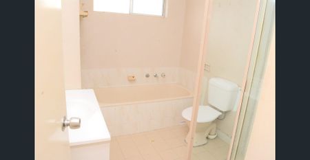 3BR Townhouse! 2 toilets, LUG, BIRs. Blacktown South Public (OC) zone! - Photo 4