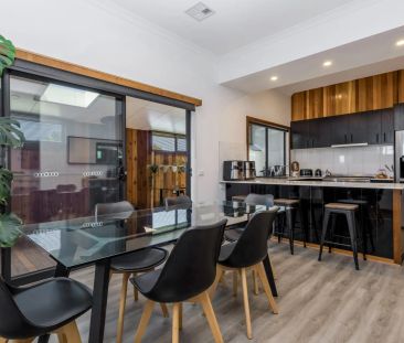 Charming in the Heart of Golden Square - Photo 6