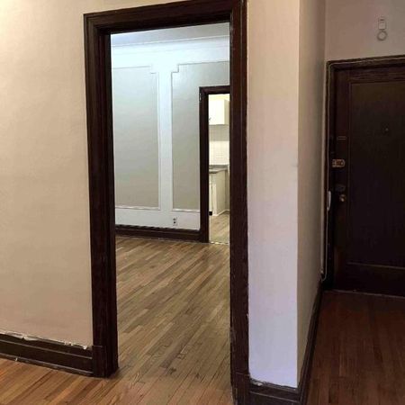 PRES DU METRO SNOWDON 2 CHAMBRES FERMEES- RENOVE - Photo 3