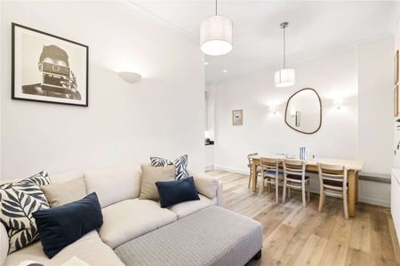 An Exceptional Six-Bedroom Family Home with Wandsworth Common on your doorstep. - Photo 3