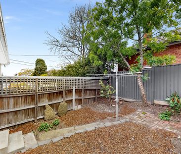 Spacious Unit with Large Private Courtyard - Photo 3