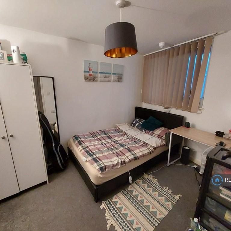 1 bedroom in a flat share to rent - Photo 1