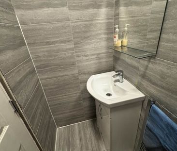 Price £500 pcm - Available 27/12/2025 - Furnished - Photo 4