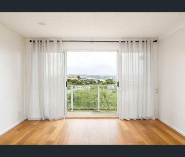 Top-Floor Apartment with Stunning Views - Photo 1