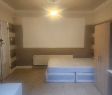 Room in a Shared House, Edgefield Avenue, IG11 - Photo 2