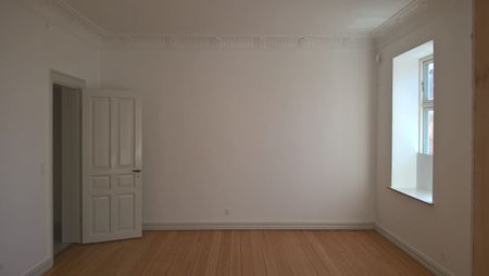 Smuk 5-vær med stuklofter og altan - Photo 2