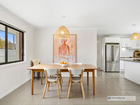 Beachside lifestyle with tropical oasis - Photo 3