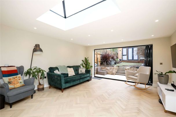 A beautifully refurbished three-bedroom family home. - Photo 1