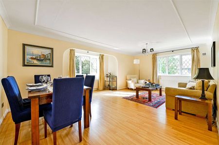 A well-presented and spacious two bedroom first floor flat with two parking spaces. - Photo 5