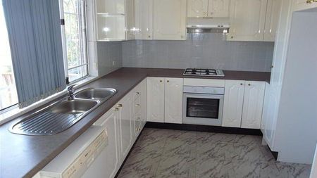 Spacious Townhouse in Prime Location - Photo 3