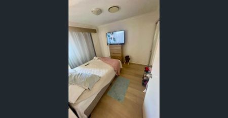 Modern 3-Bed + Guest Room Townhouse in West End - With Great School Catchment - Photo 3