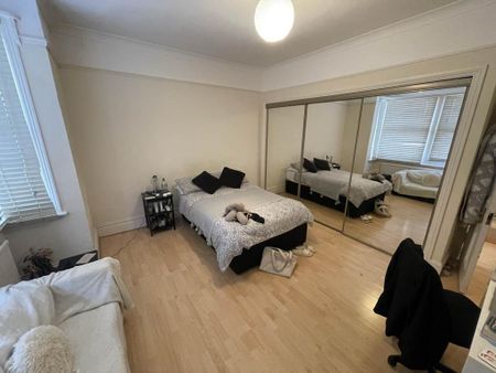 3 bedroom flat to rent - Photo 4