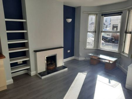 Partly Furnished 2 Bedroom Terrace - Photo 3