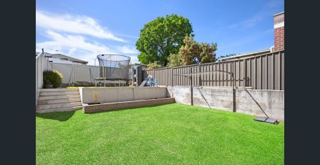 Modern Air-Conditioned Five-Bedroom Duplex with Gas Cook-Top, Three Full Bathrooms and Tiled Floors Throughout! - Photo 3