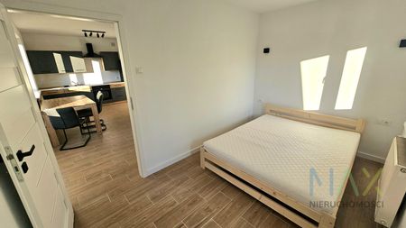 Swieżo wyremontowane 2 pokoje z dużym balkonem - Photo 3