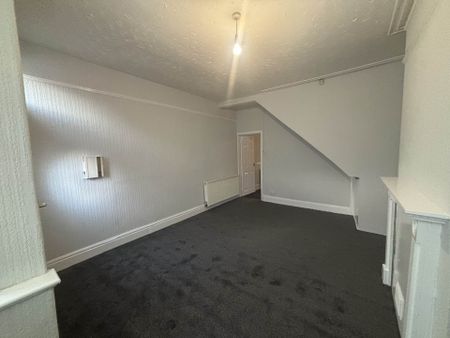 Price £950 pcm - Available Now - Unfurnished - Photo 2