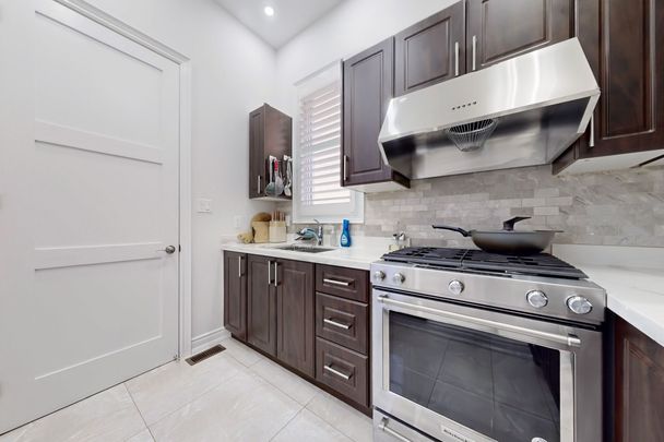 For Lease - 20 Giardina Crescent, Richmond Hill, Ontario - Photo 1