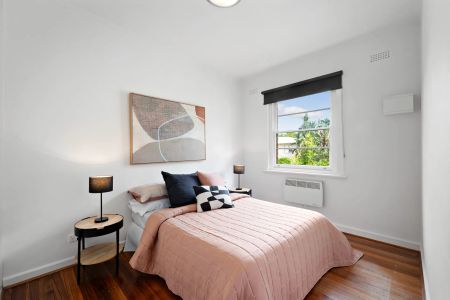 Charming Art Deco Apartment in Leafy Setting Moments from Alma Park! - Photo 4