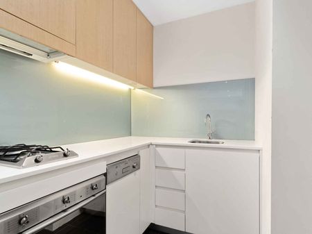 Large One Bedroom + Balcony - Photo 2