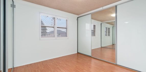 Air-Conditioned & Recently Updated Two-Bedroom Apartment - Photo 2