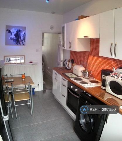 2 bedroom end of terrace house to rent - Photo 5