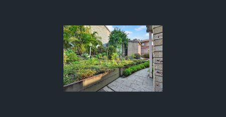 Spacious 2BR Townhouse w/ Study & Courtyard Living in Woodridge - Photo 5