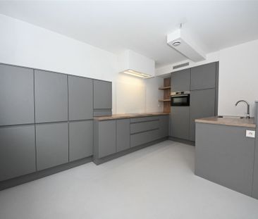 Appartement met 2 slaapkamers, terras en staanplaats. - Photo 4