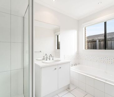 Expansive family home in established Highton - Photo 2