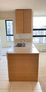 28th Floor, 680 sq. ft 1 bed, 1 bath, 1 den - Photo 4