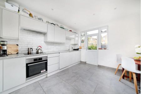 Broomwood Road, London, SW11 - Photo 2