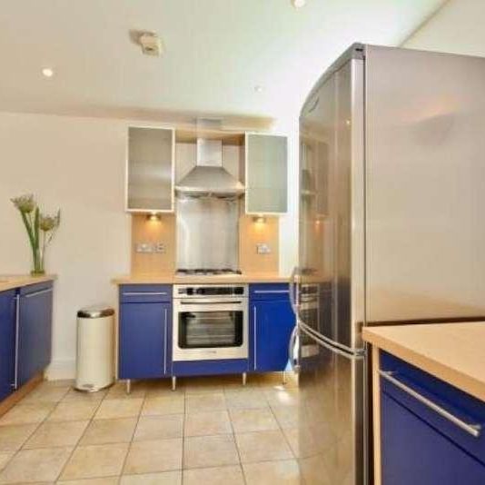 Building Hopton Road, London, SE18 - Photo 1