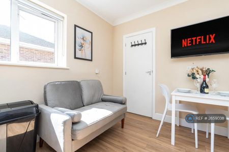 Studio to rent - Photo 3