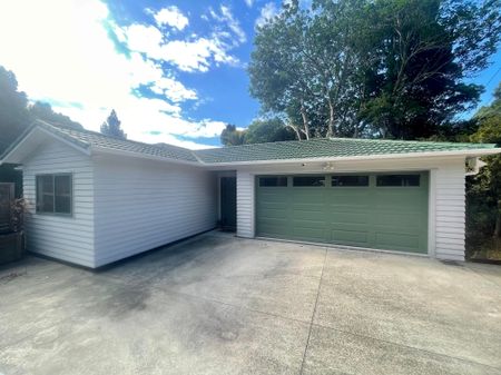 Beautiful modern house in Titirangi - Double garage and off street parking - 1 week RENT FREE. - Photo 4