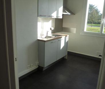 Loue Appartement à Rezé Pont Rousseau T2 rdc - cave et parking exté... - Photo 5