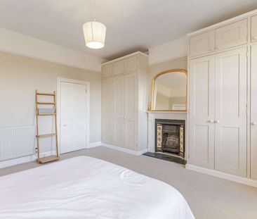 A beautifully presented three bedroom second floor flat - Photo 5