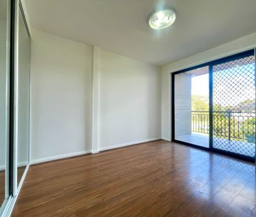 Spacious 5-Bedroom Home - Perfect for Families - Photo 3