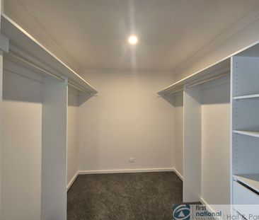 13 Cricklewood Circuit, Narre Warren - Photo 5