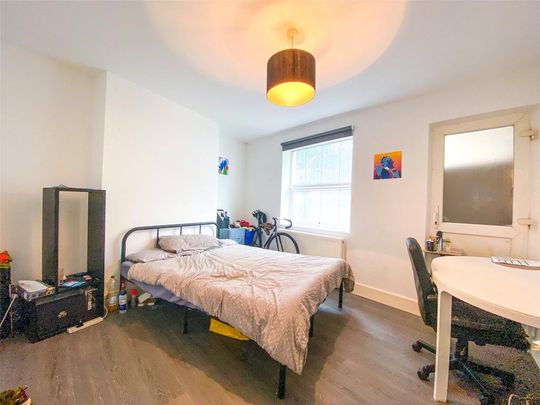 6 bedroom terraced house to rent - Photo 1