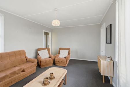 Spacious 3-Bed Family Home in the heart of Claremont - Photo 3