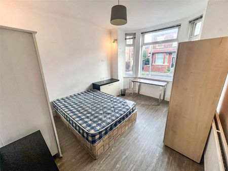 4 bedroom end of terrace house to rent - Photo 5