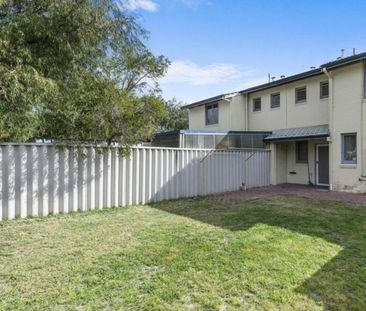 Comfortable living on a quiet street! - Photo 2