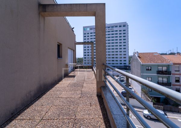 Apartamento T1 com terraço e lugar de garagem situado no Campo Alegre