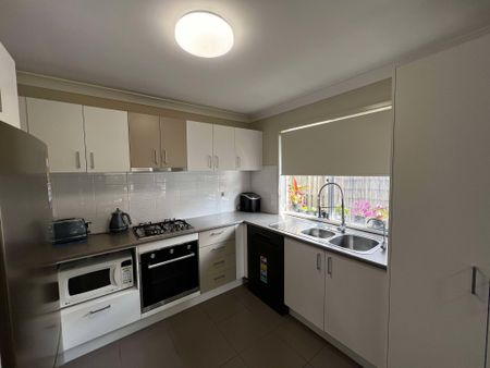 Beautiful 4-Bedroom Home in Prestigious Gainsborough Greens Estate! - Photo 4