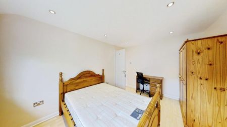 4 bedroom semi-detached house to rent - Photo 5